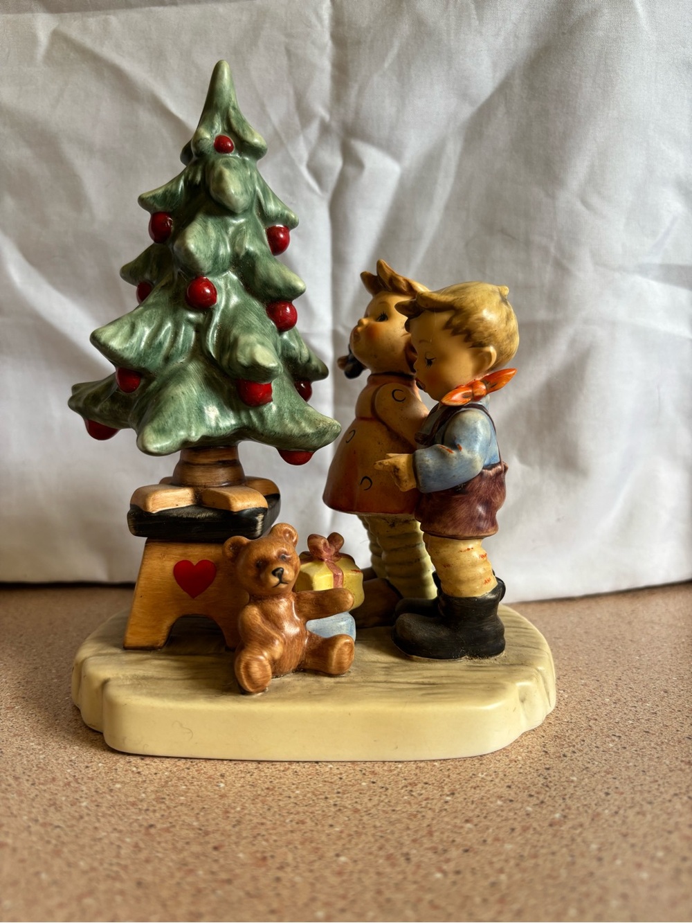 Goebel Hummel Wonder of Christmas Figurine 1997 HUM #2015